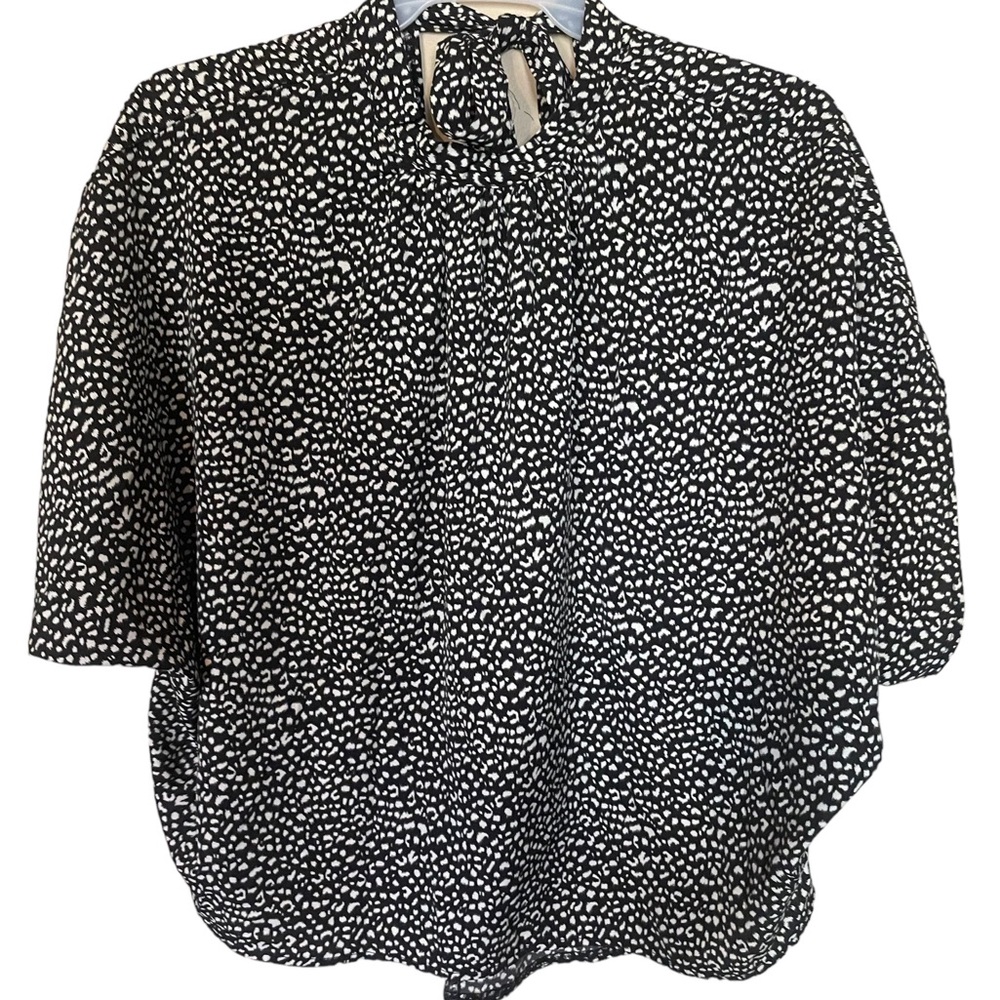 Shen blouse worn once to take pictures. Women’s blouse size medium - Picture 4 of 6